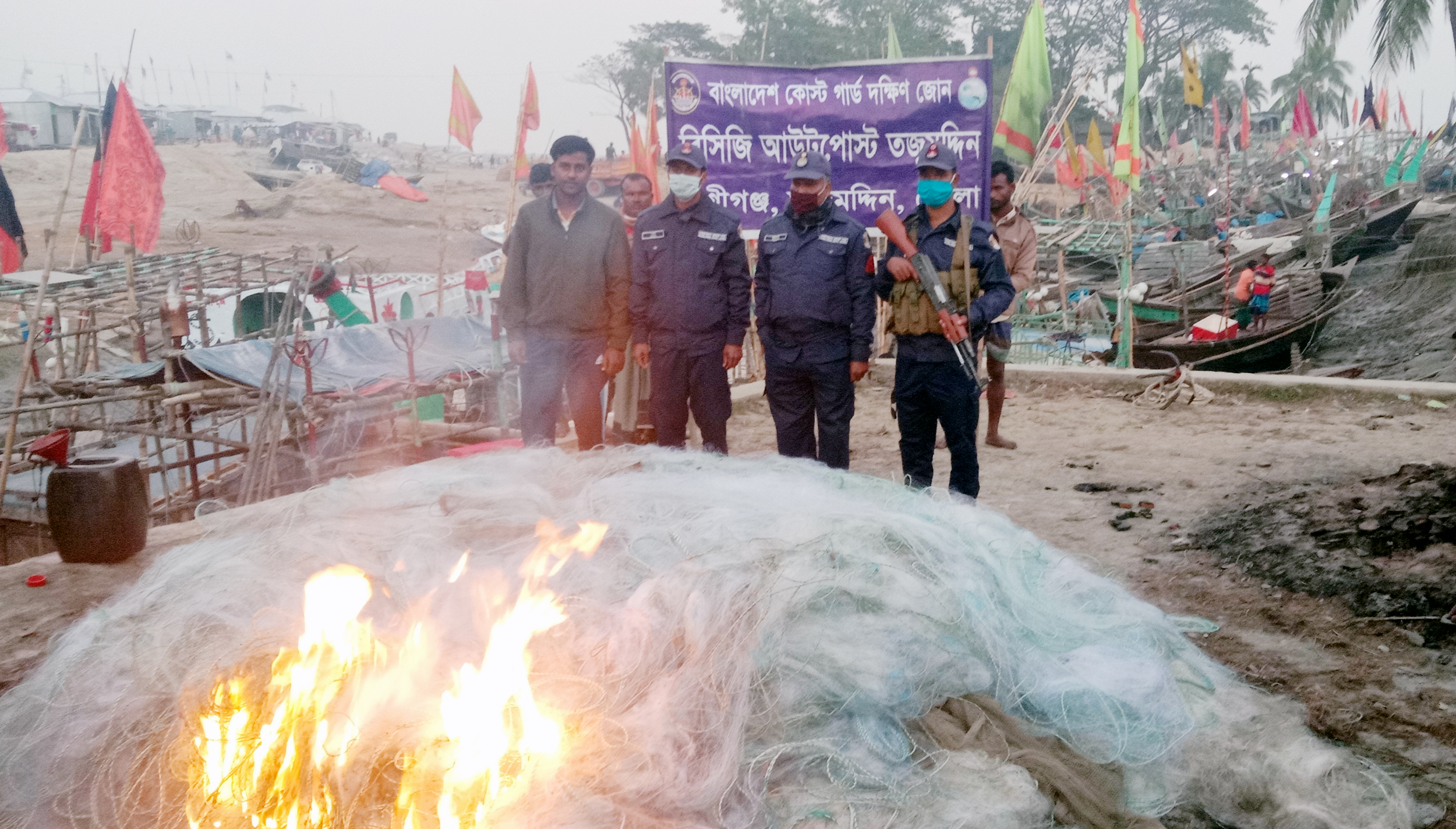 কোষ্টগার্ডের অভিযানে অবৈধ জাল আটক